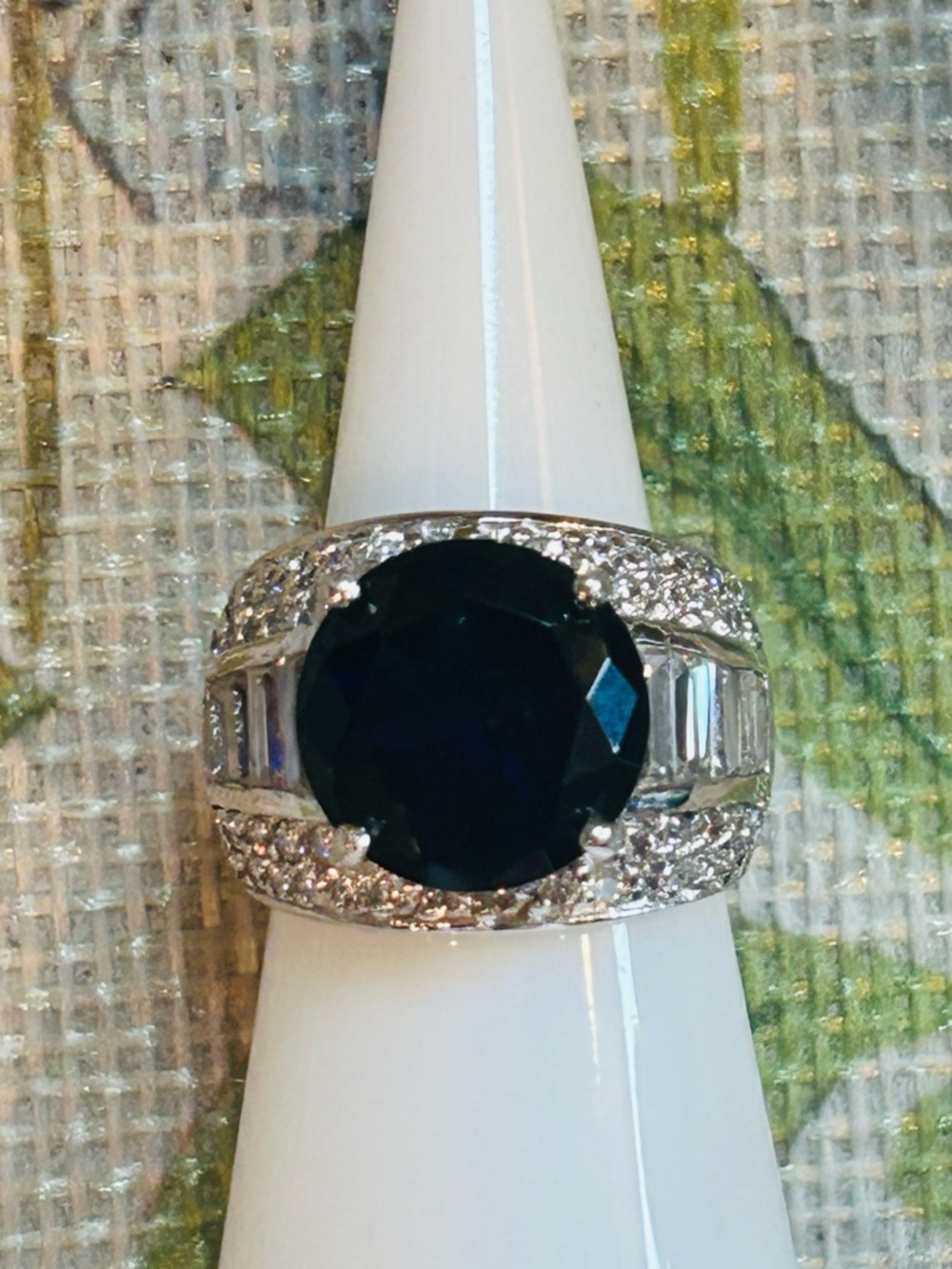 925 Elegant Sterling Silver Ring with Deep Blue Center Stone - Luxury! Sz. 5